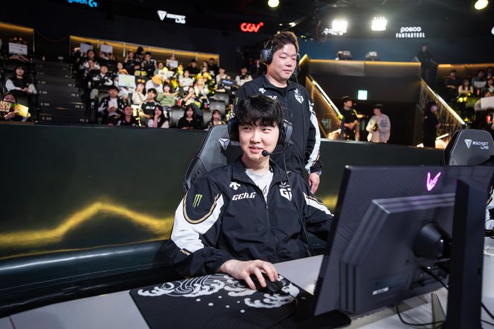 젠지 ‘쵸비’ 정지훈이 27일 서울 종로구 롤 파크에서 열린 2025 리그 오브 레전드 챔피언스 코리아 정규시즌 DRX전 밴픽을 준비하고 있다. 사진 | 라이엇 게임즈