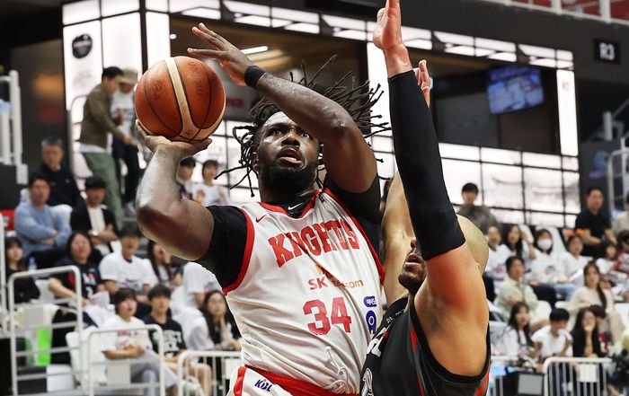 29일 경기도 수원KT소닉붐아레나에서 열린 프로농구 4강 플레이오프 4차전 수원 KT 소닉붐과 서울 SK 나이츠의 경기. SK 워니가 슛하고 있다.  사진 | 연합뉴스