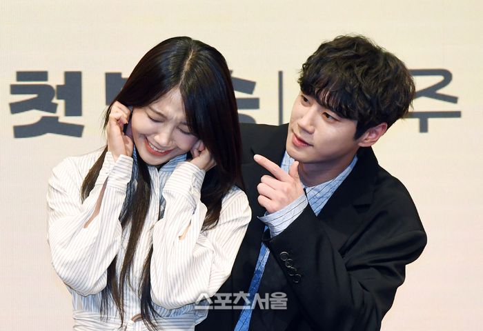 배우 이준영(오른쪽)와 정은지가 29일 서울 구로구 더 세인트에서 진행된 KBS2 수목드라마 ‘24시 헬스클럽’ 제작발표회에서 취재진을 향해 포즈를 취하고 있다. 박진업 기자 upandup@sportsseoul.com