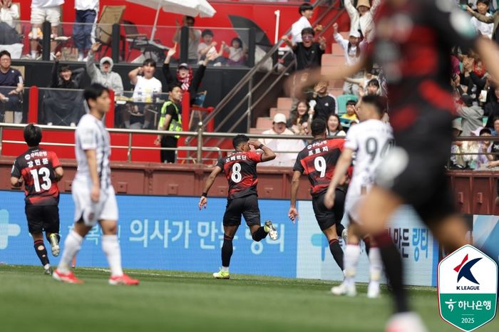 포항 오베르단(가운데)이 서울전에서 득점한 뒤 환호하고 있다. 사진 | 한국프로축구연맹