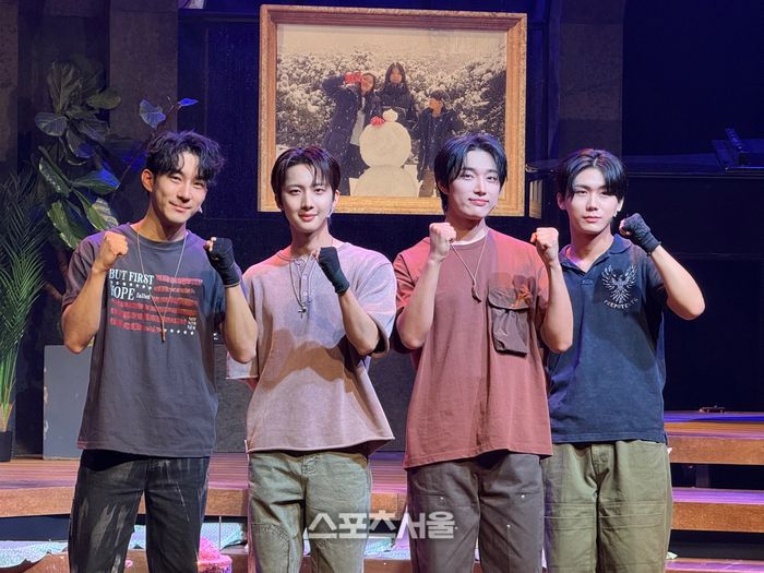 뮤지컬 ‘사랑은 비를 타고’ 30주년 공연에 오르는 ‘동현’ 역 (왼쪽부터) 조환지, 후이(펜타곤), 재한(OMEGA X), 종형(DKZ). 사진 | 표권향 기자 gioia@sportsseoul.com