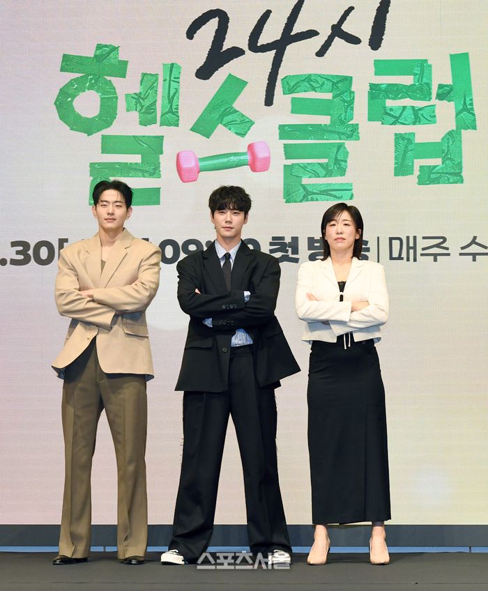 배우 이승우(왼쪽)와 이준영(가운데), 이미도가 29일 서울 구로구 더 세인트에서 진행된 KBS2 수목드라마 ‘24시 헬스클럽’ 제작발표회에서 취재진을 향해 포즈를 취하고 있다. 박진업 기자 upandup@sportsseoul.com