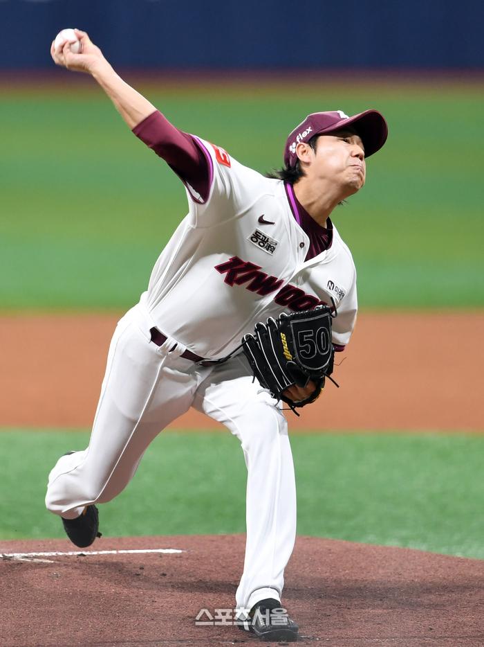 키움 하영민이 22일 고척스카이돔에서 열린 2025 KBO리그 두산과 경기에 선발 등판해 힘차게 공을 던지고 있다. 고척 | 박진업 기자 upandup@sportsseoul.com