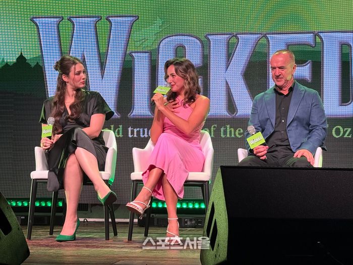 30일 뮤지컬 ‘위키드’의 오리지널 팀이 한국 팬들에게 인사하고 있다. 사진 | 표권향 기자 gioia@sportsseoul.com