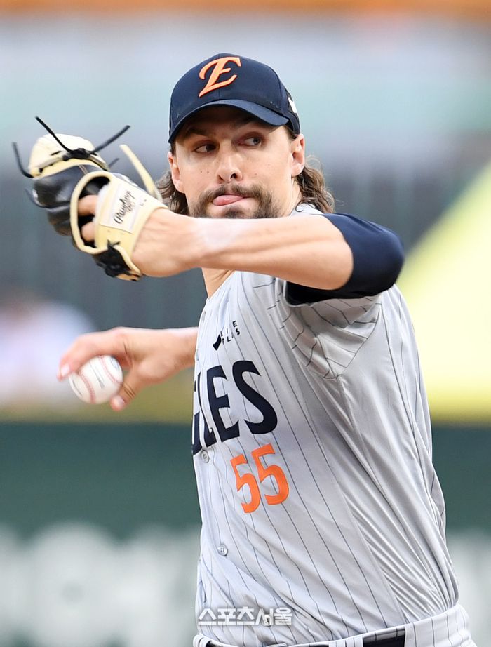 한화 와이스가 16일 인천 SSG랜더스필드에서 열린 2025 KBO리그 SSG와의 경기에 선발 등판해 힘차게 공을 던지고 있다. 문학 | 박진업 기자 upandup@sportsseoul.com