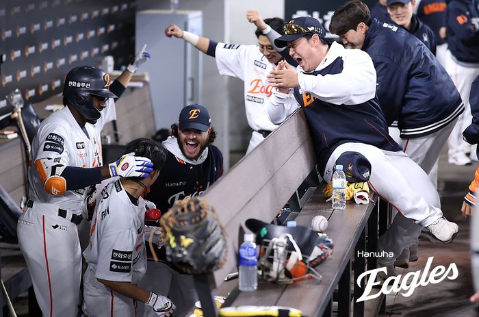 한화 선수단이 29일 대전 한화생명 볼파크에서 열린 2025 KBO리그 정규시즌 LG전에서 첫 홈런을 친 심우준에게 무관심 세리머니를 한 후 축하해주고 있다. 사진 | 한화 이글스
