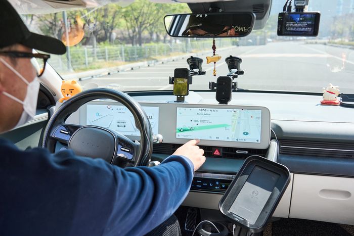 3년만에 누적 주행거리 66만km를 기록한 아이오닉 5와 차주 이영흠씨. 제공|현대차