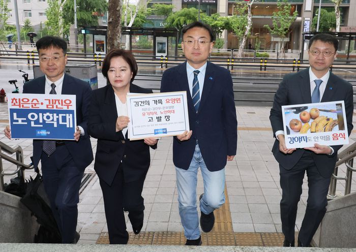 조국혁신당 끝까지판다 특별위원회 신장식·정춘생 공동위원장이 1일 서울 서대문구 경찰청에서 윤석열 전 대통령 처가가 운영하는 한 요양원에서의 노인 학대와 부실 급식 의혹에 대한 고발장을 접수하기 위해 민원실로 향하고 있다. 오른쪽 부터 박병언 총괄간사, 정춘생·신장식 공동위원장, 서상범 위원. 2025.5.1 연합뉴스