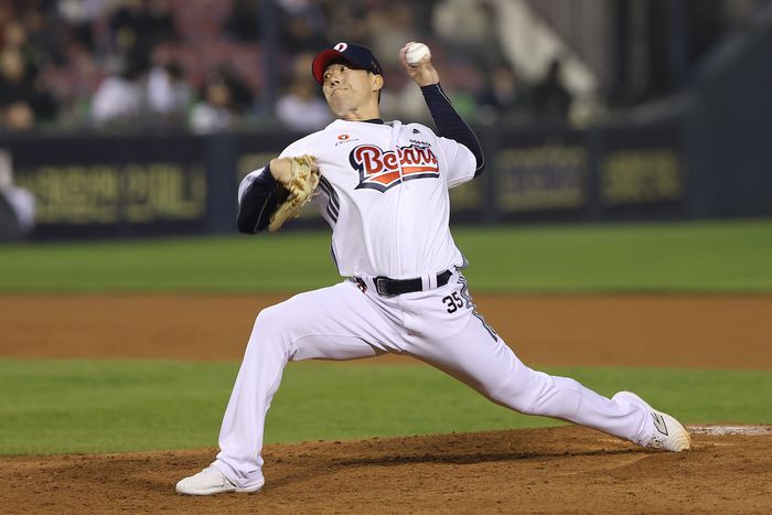 두산 고효준이 1일 잠실구장에서 열린 2025 KBO리그 KT전에서 8회 1사 후 올라와 역투하고 있다. 0.2이닝 무실점으로 자신의 임무를 완수했다. 사진 | 두산 베어스