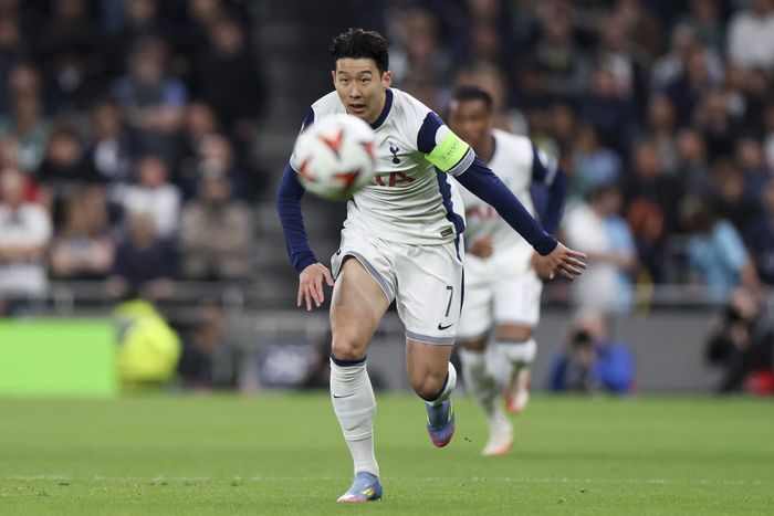토트넘 손흥민이 영국 런던 토트넘 홋스퍼 스타디움에서 열린 2024~2025 유럽축구연맹(UEFA) 유로파리그 8강 1차전 프랑크푸르트전에서 공을 향해 달리고 있다. 사진 | 런던=EPA연합뉴스