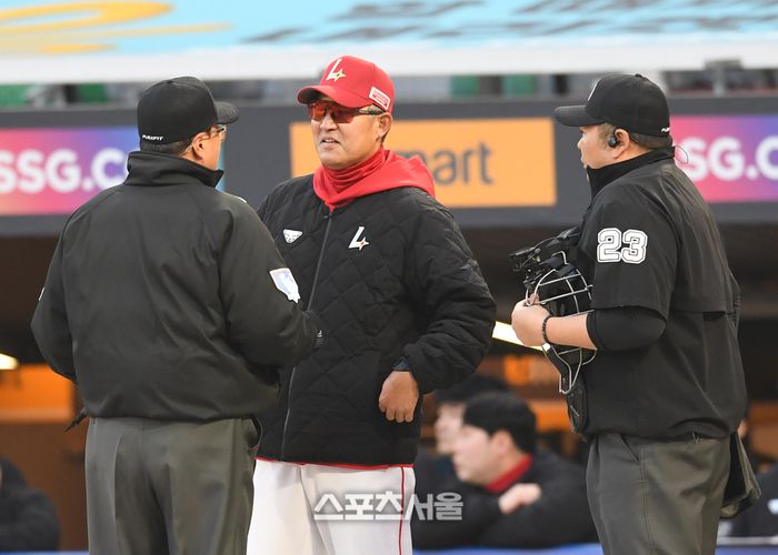SSG 이숭용 감독(가운데)이 15일 인천SSG랜더스필드에서 열린 2025 KBO리그 한화와 경기에서 심판진에게 한화 선발 폰세의 손에 입김을 부는 동작에 대해 어필을 하고 있다. 문학 | 박진업 기자 upandup@sportsseoul.com
