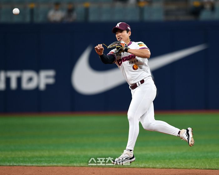 키움 2루수 송성문이 22일 고척스카이돔에서 열린 2025 KBO리그 두산과의 경기 2회초 1사 두산 김재환의 땅볼을 잡아 1루로 송구하고 있다. 고척 | 박진업 기자 upandup@sportsseoul.com