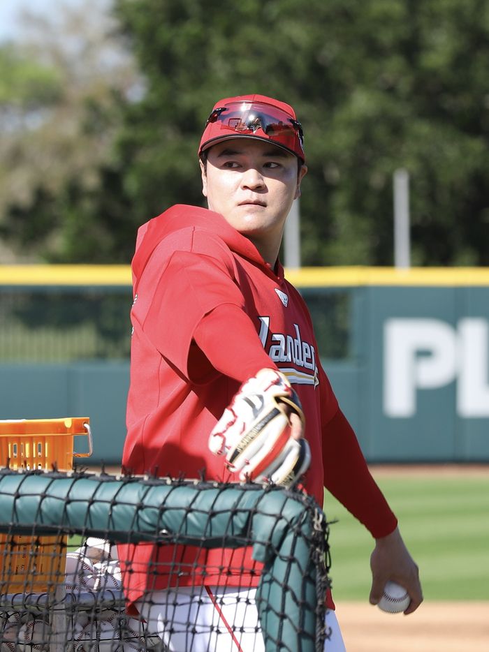 SSG 추신수 구단주 보좌역이 미국 플로리다주 베로비치 재키 로빈슨 트레이닝 콤플렉스에서 진행 중인 2025 스프링캠프에서 배팅볼을 던지고 있다. 사진 | SSG 랜더스