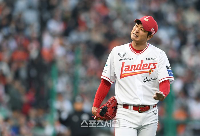 SSG 선발투수 김광현이 16일 인천SSG랜더스필드에서 열린 2025 KBO리그 한화와 경기 2회초 2사 한화 채은성에게 솔로 홈런을 허용한 뒤 아쉬워하고 있다. 문학 | 박진업 기자 upandup@sportsseoul.com