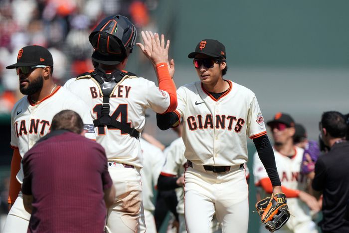 이정후가 4일(한국시간) 미국 캘리포니아주 샌프란시스코 오라클파크에서 열린 2025 메이저리그(ML) 콜로라도전 승리 후 포수 패트릭 베일리와 하이파이브하고 있다. 사진 | AFP 연합뉴스