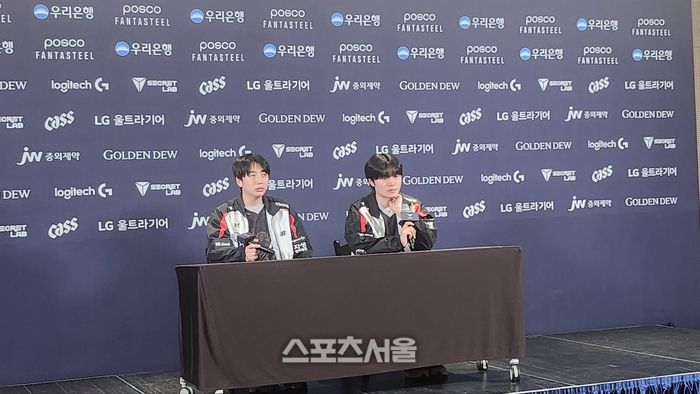 KT 롤스터 고동빈 감독(왼쪽)과 ‘비디디’ 곽보성이 경기 후 인터뷰를 하고 있다. 수원=김민규 기자 kmg@sportsseoul.com