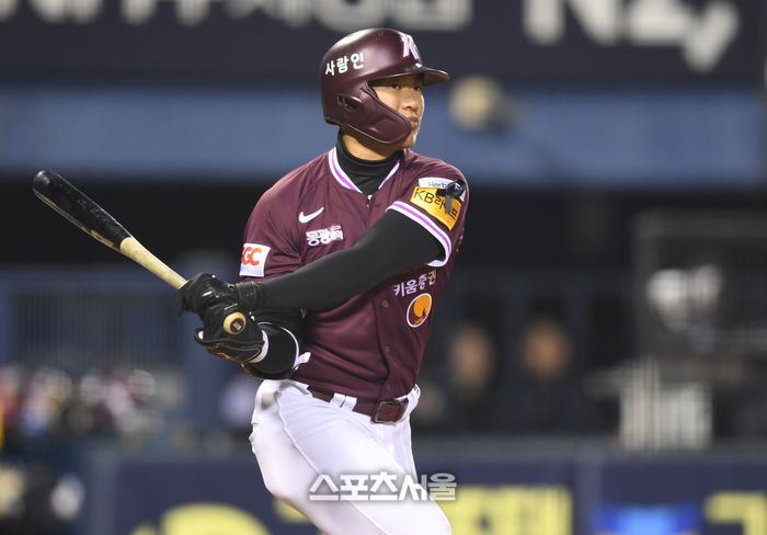 키움 송성문이 3일 잠실구장에서 열린 2025 KBO리그 두산과 경기 4회초 2사 파울타구를 바라보고 있다. 잠실 | 최승섭기자 thunder@sportsseoul.com
