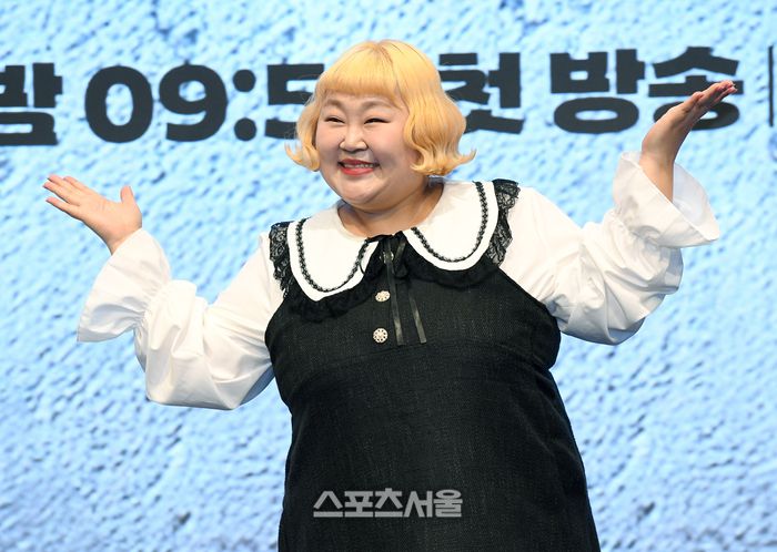 배우 홍윤화가 지난달 29일 서울 구로구 더 세인트에서 진행된 KBS2 수목드라마 ‘24시 헬스클럽’ 제작발표회에서 취재진을 향해 포즈를 취하고 있다. 박진업 기자 upandup@sportsseoul.com