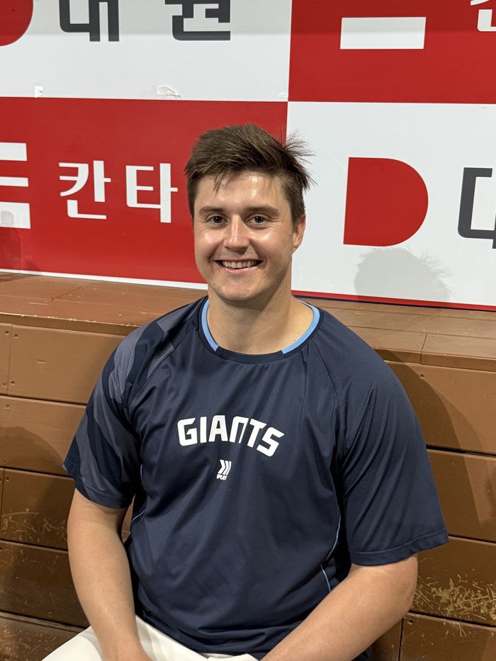 인터뷰에 임하는 데이비슨이 미소를 짓고 있다. 고척 | 박연준 기자 duswns0628@sportsseoul.com