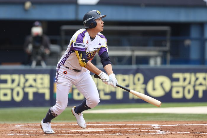 두산 정수빈이 5일 서울 잠실구장에서 열린 2025 KBO리그 정규시즌 LG전 3회말 1점 홈런을 치고 있다. 사진 | 두산 베어스