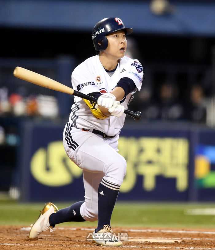 두산 정수빈이 10일 잠실구장에서 열린 2025 KBO리그 한화와 경기 3회말 2사 파울타구를 바라보고 있다. 잠실 | 최승섭기자 thunder@sportsseoul.com