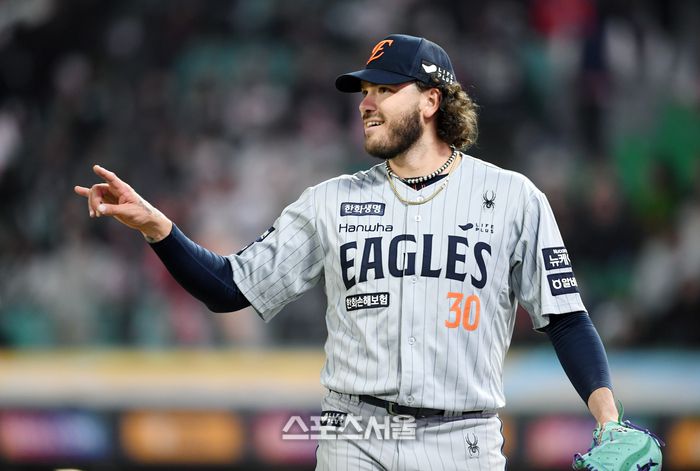 한화 선발투수 폰세가 15일 인천SSG랜더스필드에서 열린 2025 KBO리그 SSG와 경기 4회말 수비를 삼자범퇴 무실점으로 마치면서 기뻐하고 있다. 문학 | 박진업 기자 upandup@sportsseoul.com