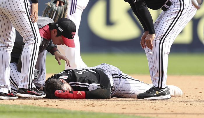 LG 오스틴이 6일 서울 잠실구장에서 열린 2025 KBO리그 정규시즌 두산전 8회초 주루 중 강승호와 충돌했다. 사진 | 연합뉴스