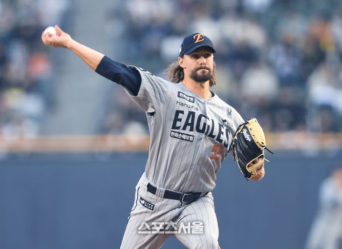 한화 선발투수 와이스가 10일 잠실구장에서 열린 2025 KBO리그 두산과 경기에서 역투하고 있다. 잠실 | 최승섭기자 thunder@sportsseoul.com