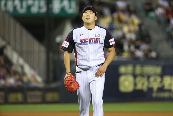 LG 손주영이 2일 서울 잠실구장에서 열린 2025 KBO리그 정규시즌 SSG전 수비 후 마운드를 내려가고 있다. 사진 | LG 트윈스