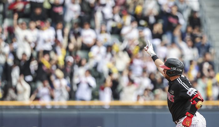 LG 오스틴이 6일 서울 잠실구장에서 열린 2025 KBO리그 정규시즌 두산전 6회초 3점 홈런 후 세리머니하고 있다. 사진 | 연합뉴스