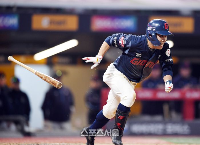 롯데 황성빈이 26일 인천 SSG랜더스필드에서 열린 2025 KBO리그 SSG와 경기 5회초 2사 1-3루 상황에서 1루 땅볼을 친 뒤 힘차게 1루로 달려나가고 있다. 문학 | 박진업 기자 upandup@sportsseoul.com