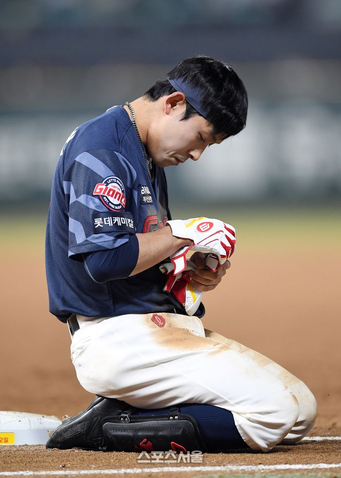 롯데 황성빈이 26일 인천 SSG랜더스필드에서 열린 2025 KBO리그 SSG와 경기 5회초 2사 1-3루 상황에서 1루 땅볼을 친 뒤 아쉬워하고 있다. 문학 | 박진업 기자 upandup@sportsseoul.com