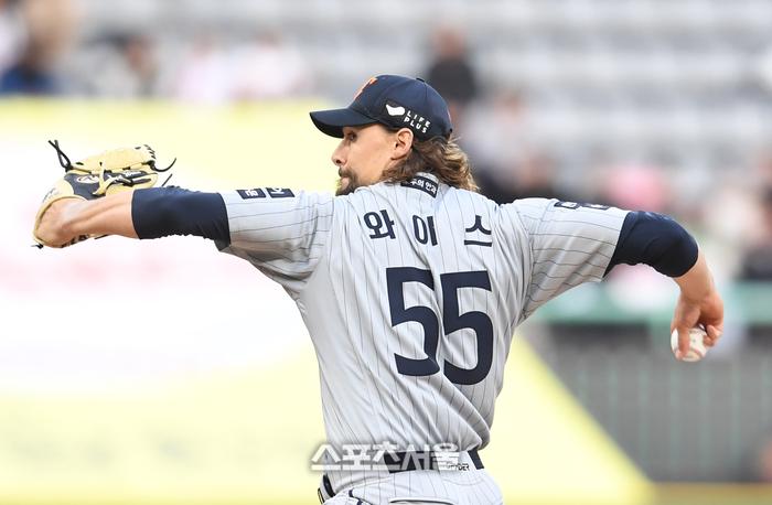 한화 와이스가 16일 인천 SSG랜더스필드에서 열린 2025 KBO리그 SSG와의 경기에 선발 등판해 힘차게 공을 던지고 있다. 문학 | 박진업 기자 upandup@sportsseoul.com