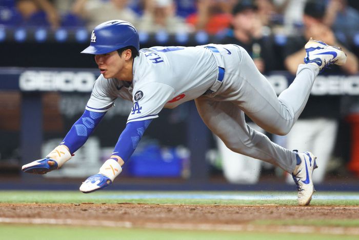 김혜성은 7일(한국시간) 미국 플로리다주 마이애미 론디포 파크에서 열린 2025 메이저리그(ML) 마이애미전 7회초 오타니 안타 때 홈으로 들어와 득점하고 있다. 사진 | AFP 연합뉴스