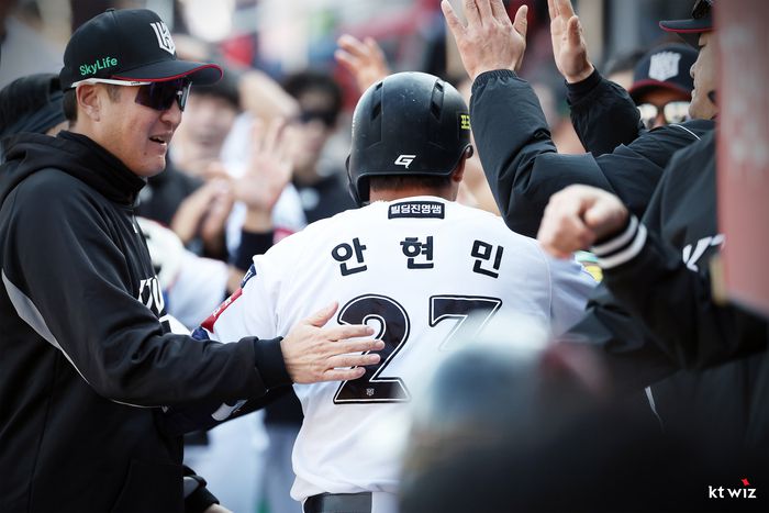 안현민이 홈런을 친 뒤, 선수단의 환영을 받고 있다. 사진 | KT 위즈