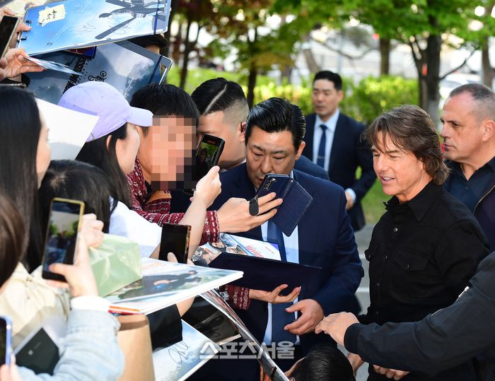 톰 크루즈가 팬들과 즐거운 시간을 가지고 있다. 이주상기자 rainbow@sportsseoul.com