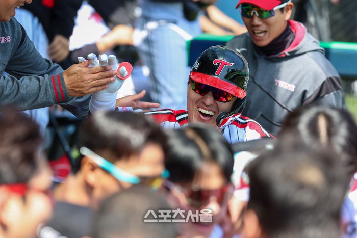 LG 박동원이 4일 서울 잠실구장에서 열린 2025 KBO리그 정규시즌 SSG전 1회말 홈런을 친 후 더그아웃에서 동료들과 하이파이브 하고 있다. 사진 | LG 트윈스