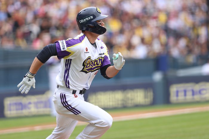 두산 오명진이 6일 서울 잠실구장에서 열린 2025 KBO리그 정규시즌 LG전에서 안타를 치고 출루하고 있다. 사진 | 두산 베어스