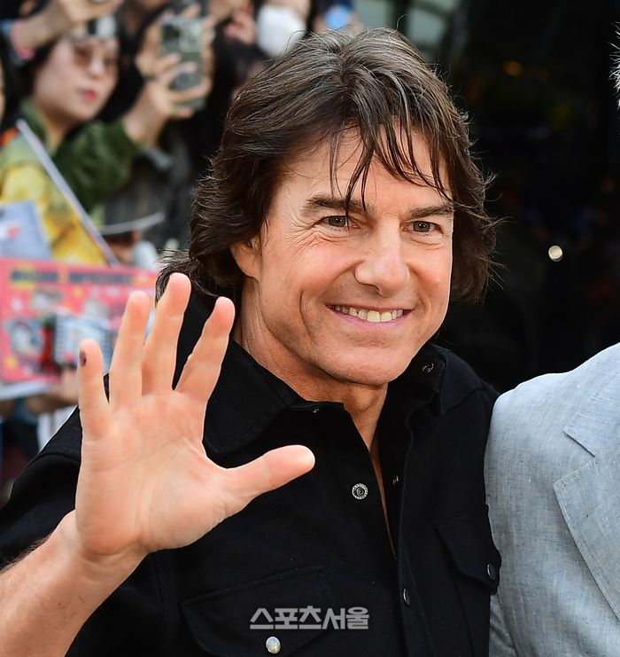 톰 크루즈가 손을 흔들며 팬들의 환호에 답하고 있다. 이주상기자 rainbow@sportsseoul.com