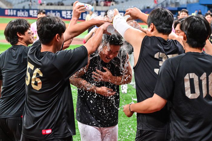 KIA 선수들이 5일 고척스카이돔에서 열린 2025 KBO리그 키움전 승리 후 이날 통산 400홈런을 터뜨린 최형우(가운데)에게 물세례를 퍼붓고 있다. 사진 | KIA 타이거즈