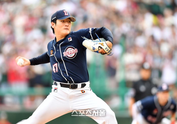 두산 곽빈이 11일 인천SSG랜더스필드에서 열린 2024 KBO리그 SSG전에 선발로 나서 역투하고 있다. 사진 | 스포츠서울 DB