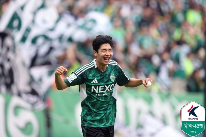 전북 현대 전진우가 6일 전주월드컵경기장에서 열린 대전하나시티즌과의 경기에서 득점한 뒤 기뻐하고 있다. 제공 | 한국프로축구연맹