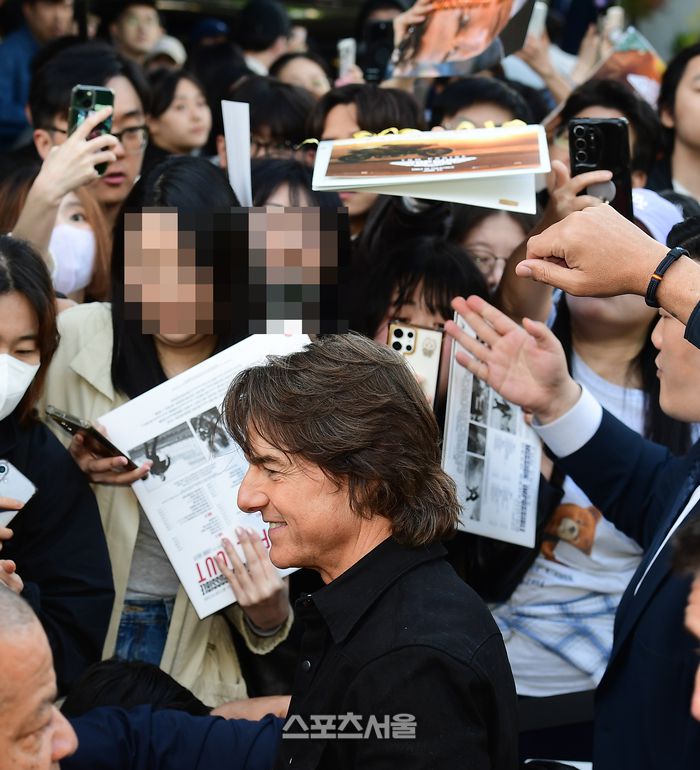 톰 크루즈가 팬들과 즐거운 시간을 가지고 있다. 이주상기자 rainbow@sportsseoul.com