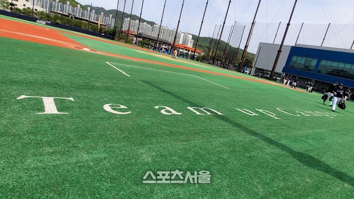 인조잔디에 필수 요소인 충진재가 빠진 팀업 캠퍼스 그라운드 상태. 사진 | 스포츠서울 DB