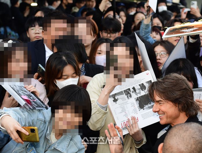 톰 크루즈가 팬들과 즐거운 시간을 가지고 있다. 이주상기자 rainbow@sportsseoul.com