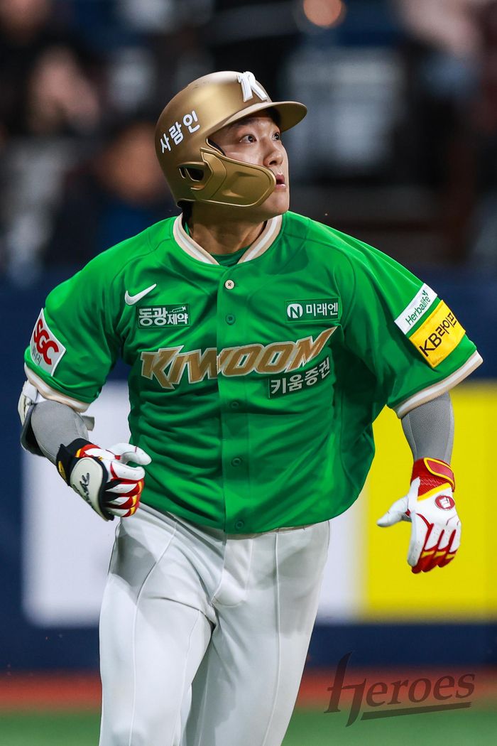키움 김태진이 7일 고척스카이돔에서 열린 2025 KBO리그 KIA전에서 8회말 만루 홈런을 터뜨리고 있다. 사진 | 키움 히어로즈