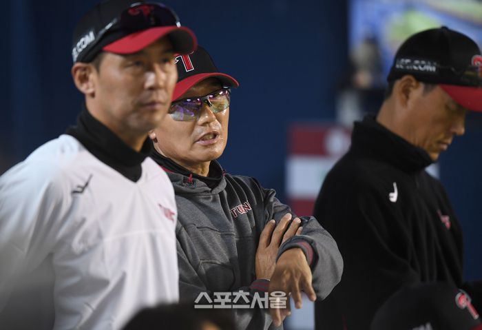 LG 염경엽 감독이 23일 서울 잠실구장에서 열린 2025 KBO리그 NC와 경기 도중 코치와 이야기를 나누고 있다. 잠실 | 최승섭기자 thunder@sportsseoul.com
