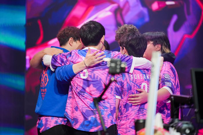 PRX 선수단이 3일 열린 VCT 퍼시픽 스테이지1 플레이오프 패자조 1라운드에서 T1전에 앞서 대화하고 있다. 사진 | 라이엇 게임즈