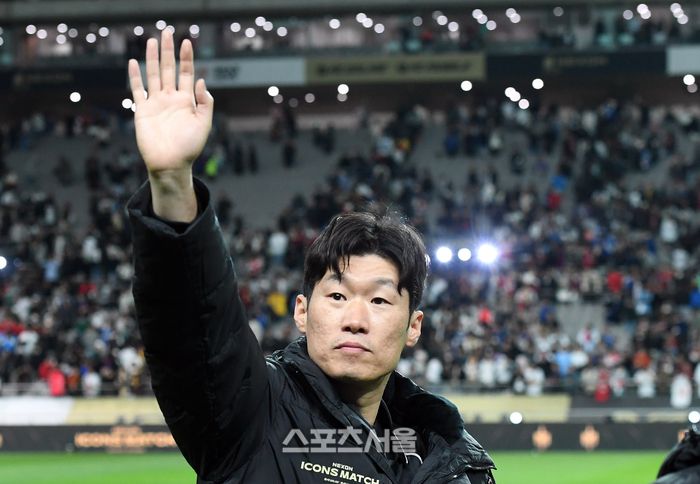 박지성이 20일 서울월드컵경기장에서 열린 FC 스피어와 쉴드 유나이티드의 ‘2024 넥슨 아이콘 매치’를 마친 뒤 팬들에게 인사를 하고 있다. 2024. 10. 20. 박진업 기자 upandup@sportsseoul.com