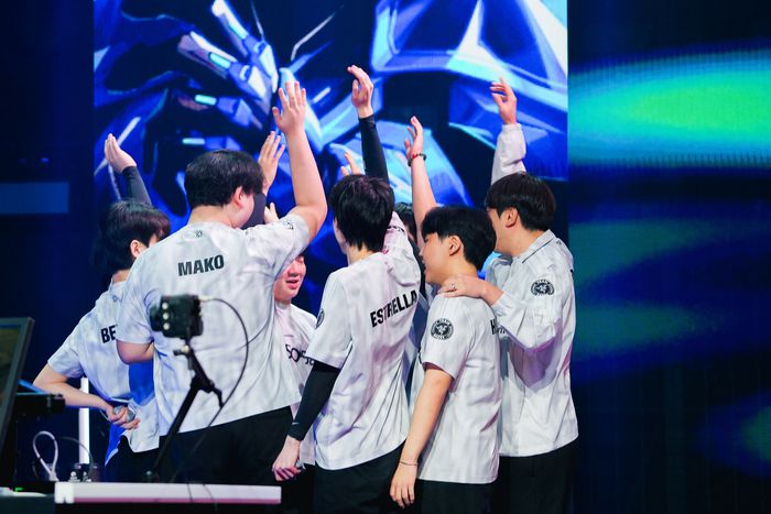DRX 선수단이 26일 열린 VCT 퍼시픽 스테이지1 플레이오프 승자조 1라운드에서 T1전에 앞서 승리를 다짐하고 있다. 사진 | 라이엇 게임즈